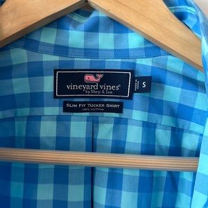 Brand new without tags. Vineyard vines slim fit tucker shirt.
